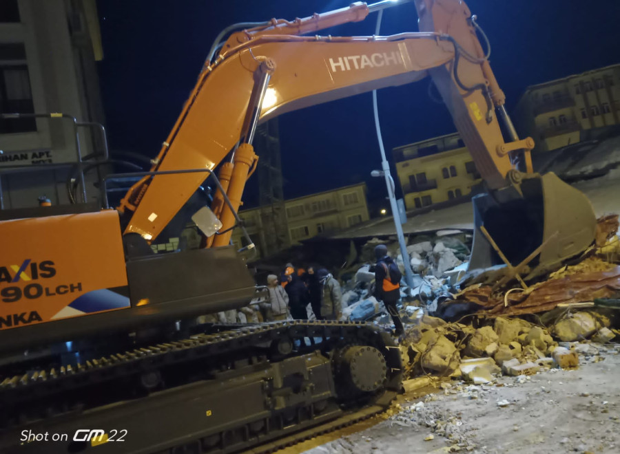 Madenciler dört koldan depremin yaralarını sarıyor