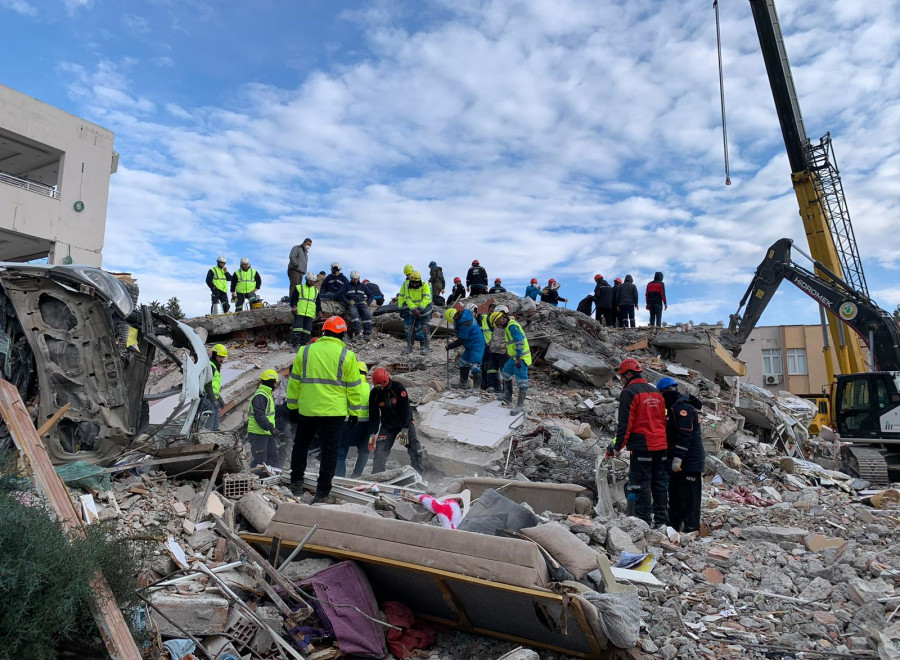 Madenciler dört koldan depremin yaralarını sarıyor